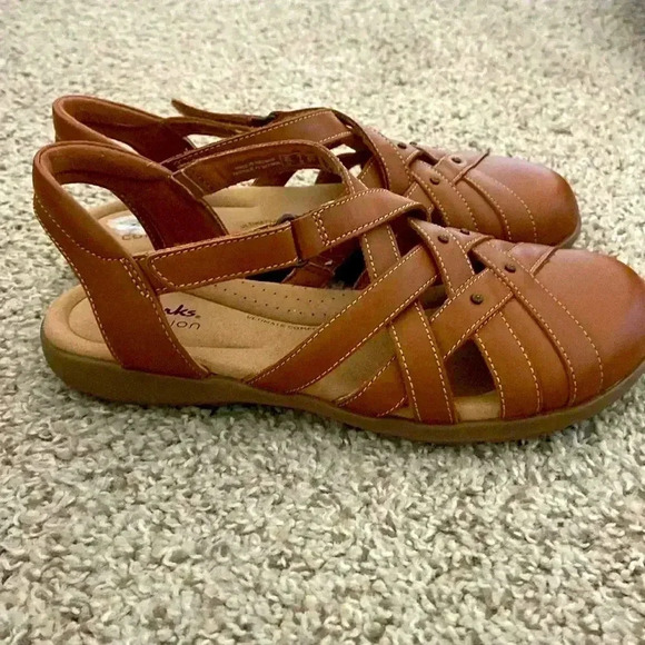 Clarks Brown Closed toe sandal Velcro strap size 7 - Picture 1 of 4